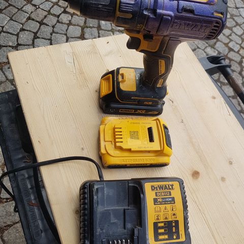 Dewalt 18V Børsteløs m/lader og 2 batteri SELGES