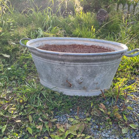 Zinkbalje, brukt til blomster, selges mot henting