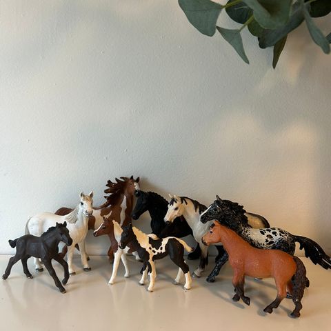 9 Schleich hester og føll