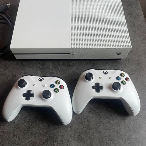 Xbox One S 1 TB med 5 spill selges