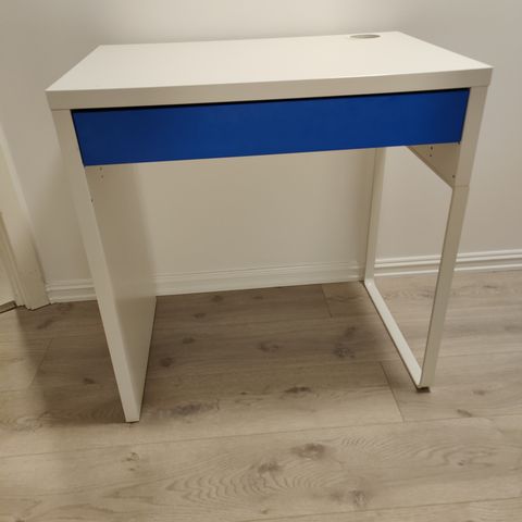 MICKE skrivebord fra IKEA