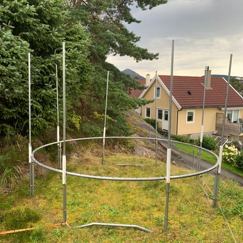 Komplett trampoline gis bort