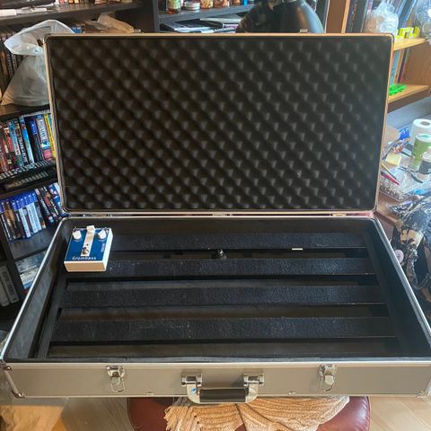 Harley Benton Spaceship 80 pedalbrett med Hardcase