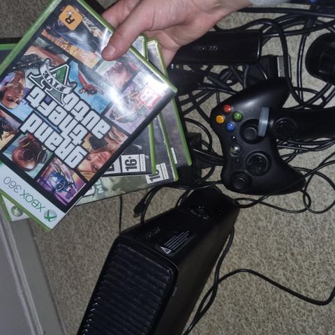 Xbox 360 med spill og kontroller