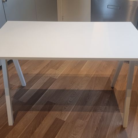 Hvitt skrivebord fra IKEA selges