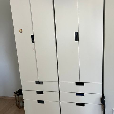 Garderobe med skuffer