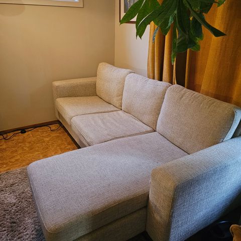 Slank sofa med utstikker selges (Reservert)