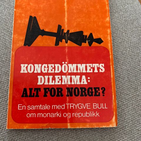 Kongedommets  dilemma.    Gis bort