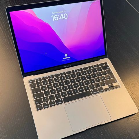 M1 MacBook Air 13" 256GB (stellargrå) (2 år gammel)