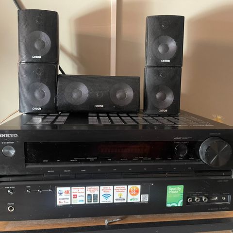 ONKYO TX-NR525 med høytalere