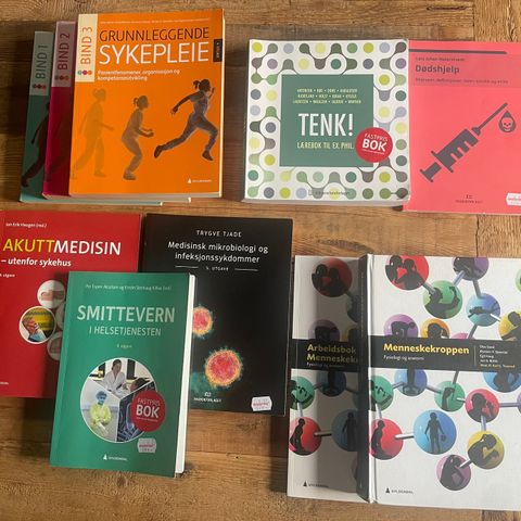 Diverse pensumbøker til sykepleierstudiet