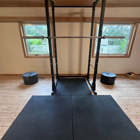 Power rack / cage / løftebur med stang, skiver, benk og gummigulv