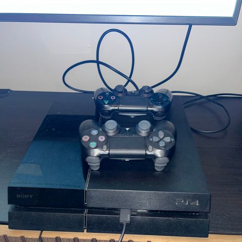 PS4 med 2 kontroller