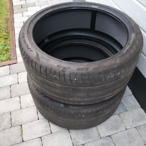 2 stk. brukte Pirelli P Zero 275/35 R21 sommerdekk selges billig!