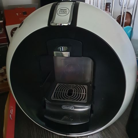 Dolce gusto kapselmaskin med en del kapsler og stativ.