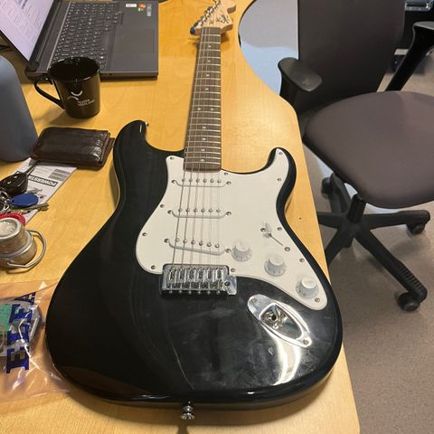 Squier Stratocaster og Frontman 10G amp