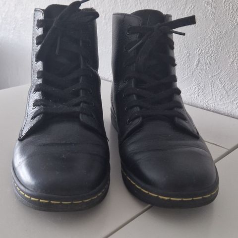 Dr Martens Leyton