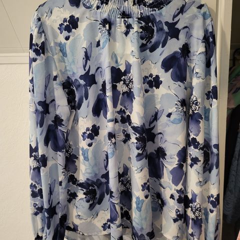 Pen blomstrete bluse fra Vila selges