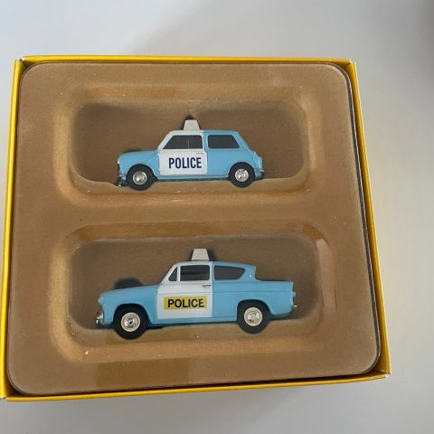 Van guards 1.43 scale police cars of the 1960 s