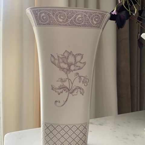 Wedgwood høy vase