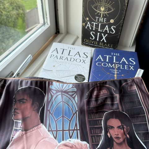 Waterstones Atlas Six bokserie og FairyLoot putetrekk av Olivie Blake