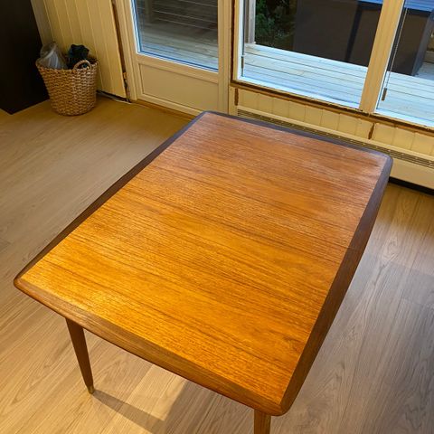 Teak spisebord med 2 stk ileggsplater