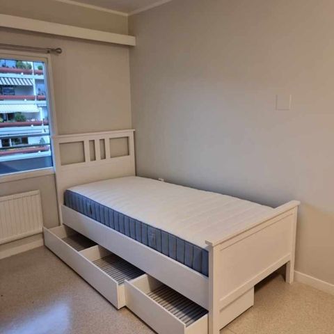 Ny ubrukt IKEA Hemnes seng med madrass, sengebunn og 2 stk skuffer selges samlet