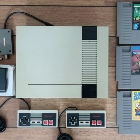 Kjekk og billig Nintendo NES med 3 spill (Super Mario 3 Gremlins Tennis)