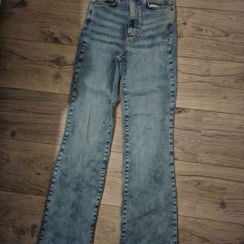 Nesten ubrukt curve bootcut jeans fra cubus