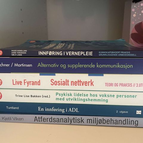 Diverse bøker til vernepleiestudie til salgs