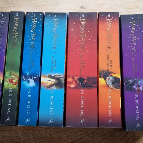 Harry Potter 1-7 på Engelsk pluss Harry Potter og barnets forbannelse på Norsk