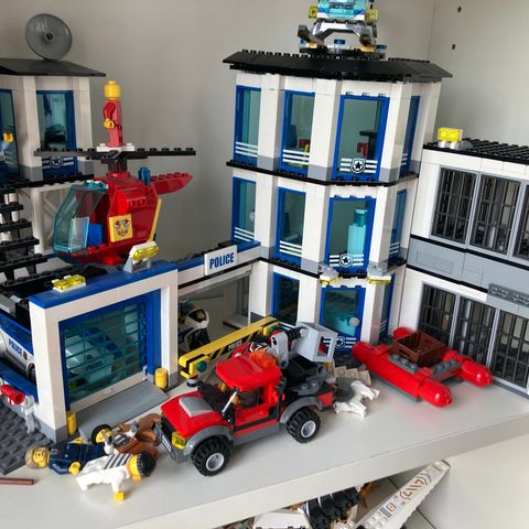 Lego politistasjon med fengsel