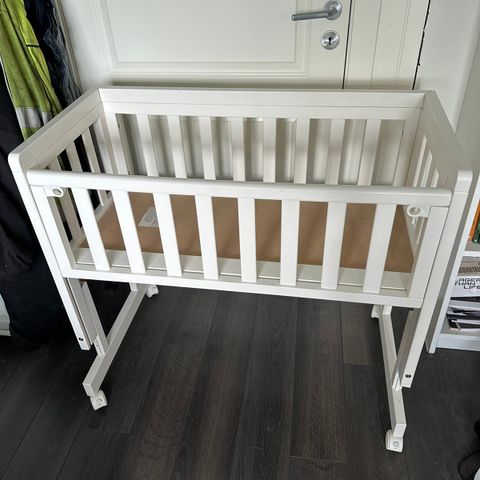 Troll bedside crib