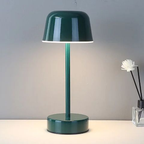 Grøn bordlampe i nordisk stil