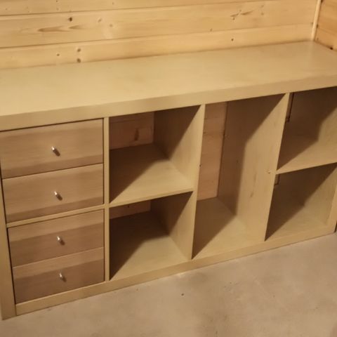 Ikea 2x4 Kallax hylle selges.