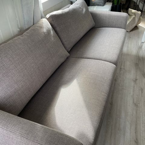 Sofa lys grå.