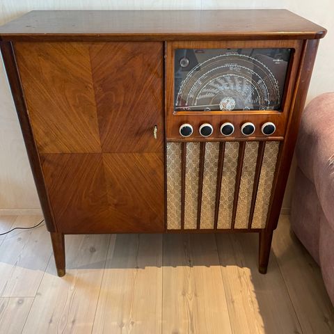 Vintage radio med platespiller