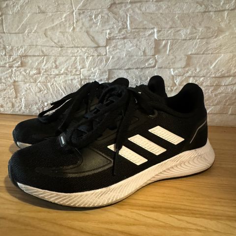 Adidas joggesko som er minimalt brukt str 30