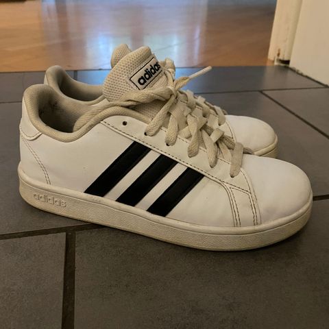 Kule hvite Adidas sko str 35