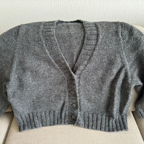 Hjemmestrikket Eva cardigan fra Petit Knit