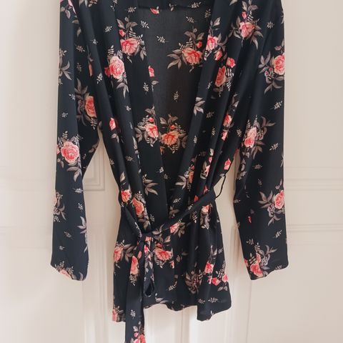 Nydelig DIVIDED Kimono str L-40