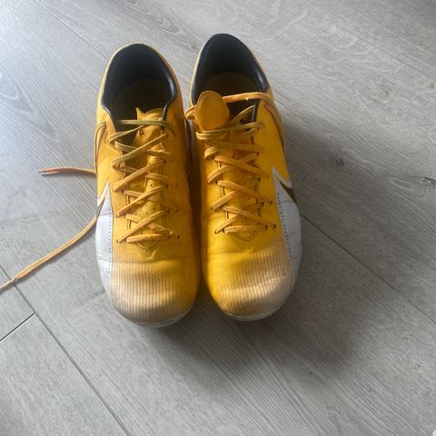 Selger lite brukt Nike mercurial fotballsko str 42.