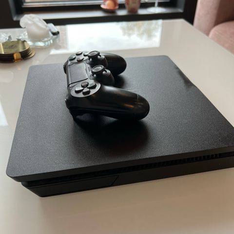 PlayStation 4 slim (Reservert)