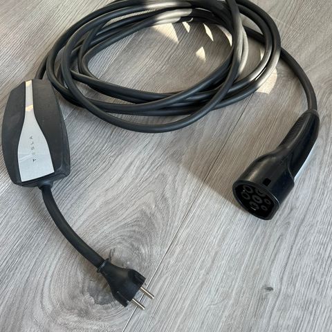 Tesla ladekabel for stikkontakt