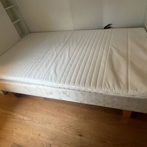 120cm Ikea seng og overmadress