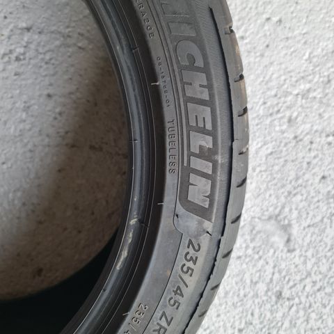 MICHELIN PILOT SPORT   -  ett sommerdekk 235/45 ZR 18  98Y