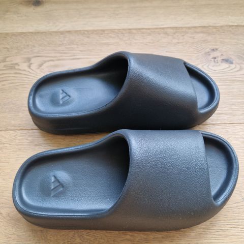 Yeezy Slide svart str 43 (små i str)