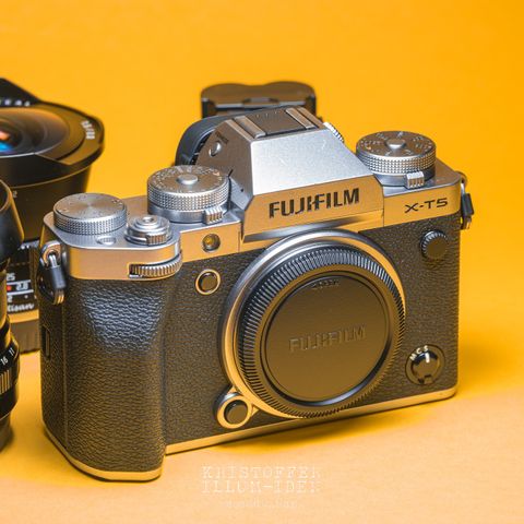 Fujifilm X-T5 sølv med objektiver.