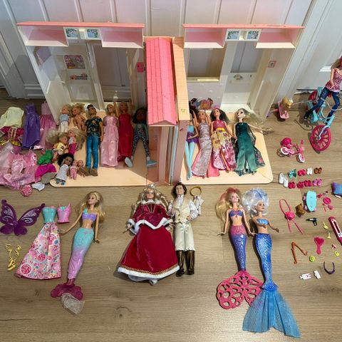 Diverse barbie med hus klær og utstyr