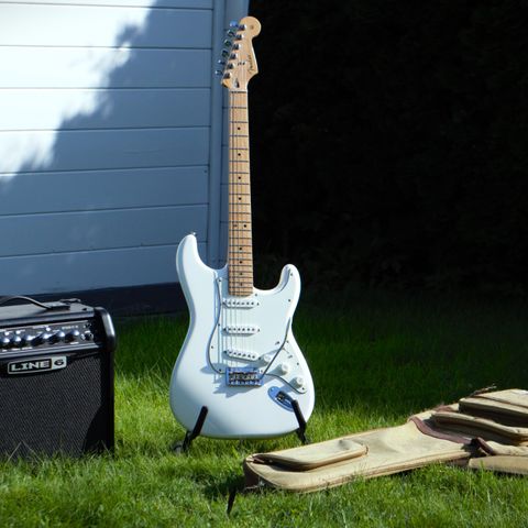 Fender Player Stratocaster Gitar med Forsterker og Gig Bag